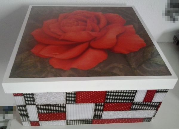 Caixa c/ rosa vermelha